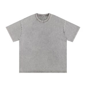 Op de afbeelding: Een t-shirt met korte mouwen in een effen, gedempte grijze kleur met een gewassen, vintage-stijl afwerking. Het kledingstuk heeft een klassieke ronde hals, een rechte zoom en een relaxte pasvorm met zichtbare stiksels bij de mouwen.