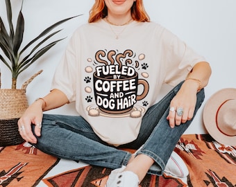 Maglietta "Alimentata da caffè e peli di cane", maglietta per mamma di cane, maglietta da caffè, oversize, da donna, da uomo, maglietta con colori comodi