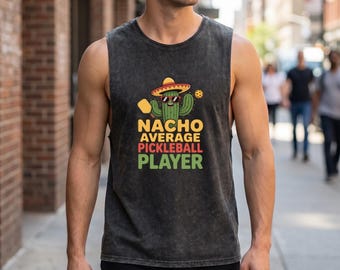 Canotta Nacho Average Pickleball Player: cactus con sombrero e pagaia, effetto stonewash. Divertente regalo per uomini appassionati di pickleball, umorismo da campo.