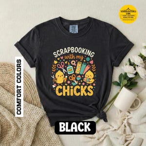 Maglietta Scrapbooking With My Chicks: simpatici pulcini con forbici, washi tape, colla e strumenti per il fai da te. Divertente regalo per gli amanti dello scrapbooking su tessuto tinto in capo.