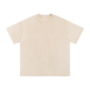 Op de afbeelding: Een t-shirt met korte mouwen in een effen, gedempte beige kleur met een subtiele, verwassen textuur. Het kledingstuk heeft een klassieke ronde hals, een rechte zoom en een relaxte pasvorm met verlaagde schoudernaden op een witte achtergrond.