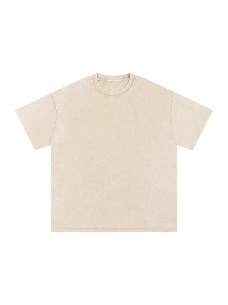 Op de afbeelding: Een t-shirt met korte mouwen in een effen, gedempte beige kleur met een subtiele, verwassen textuur. Het kledingstuk heeft een klassieke ronde hals, een rechte zoom en een relaxte pasvorm met verlaagde schoudernaden op een witte achtergrond.