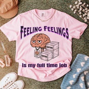 Koszulka Feeling Feelings Is My Full-Time Job | Koszulka Feeling Feelings | Zabawna koszulka z motywem zdrowia psychicznego | Estetyka smutnej dziewczyny | Duża koszulka z grafiką