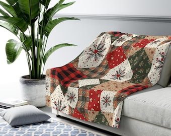Könnte beinhalten: Eine Patchwork-Wurfdecke mit festlichem Design. Die Decke hat Quadrate aus rotem, grünem, beigem und weißem Stoff mit Schneeflocken- und Blumenmustern. Ein Teil der Decke hat ein rot-schwarzes Büffel-Plaid-Muster.