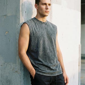 Schnee gewaschenes Tank Top mit ausgefranstem Saum, ärmelloses Unisex Muskelshirt aus Baumwolle mit roher Kante