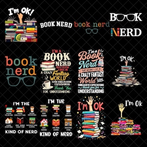 Puede incluir: Una colección de diseños con temática de libros sobre un fondo negro. Los diseños incluyen las frases "Book Nerd", "I'm Ok" y "I'm the Kind of Nerd". Algunos diseños presentan pilas de libros, gafas y tazas de café.