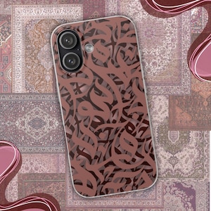 Könnte beinhalten: Eine Handyhülle mit einem braunen, abstrakten Design. Die Hülle hat einen transparenten Rand und einen Ausschnitt für eine Dual-Objektiv-Kamera. Der Hintergrund zeigt einen Patchwork aus gemusterten Teppichen in Rosa, Braun und Creme.