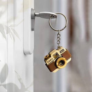 Unique Customizable Mini Camera Keychain, Custom Name Wooden Camera Keyring Gift, Vintage Photographer Key Chain, Gift for Photography Lover