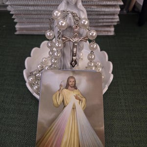 Set van 18 gebedskaarten + witte rozenkrans