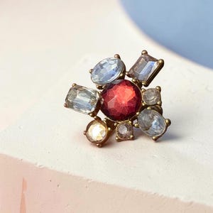 Bague cocktail vintage non signée en strass, ornée de strass rubis rouge ambré transparent à facettes multiples, bijou en laiton style milieu du siècle, taille 9
