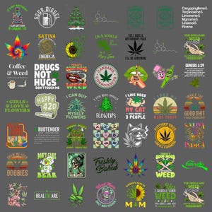 Puede incluir: Una colección de cuarenta y nueve diseños gráficos individuales que presentan ilustraciones, texto y eslóganes con temática de cannabis. Los diseños incluyen varios motivos como hojas de marihuana, esqueletos, gatos, girasoles y estructuras químicas sobre un fondo gris.