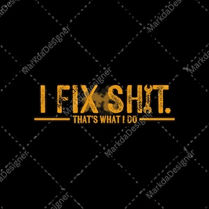 Puede incluir: Diseño gráfico negro con el texto "I FIX SHIT. THAT'S WHAT I DO" en amarillo. El texto está centrado y tiene una apariencia desgastada y texturizada. Un gráfico de llave inglesa está incorporado en el diseño.