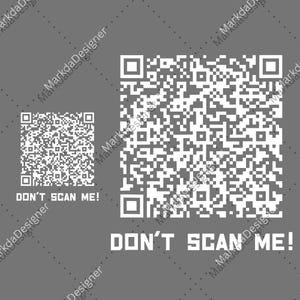 Könnte beinhalten: Zwei weiße QR-Codes in verschiedenen Größen auf grauem Hintergrund. Unter jedem Code steht der Text "DON'T SCAN ME!" in weißen Blockbuchstaben. Der Hintergrund hat ein gepunktetes Muster und den Text "MarkdaDesigner" wiederholt.