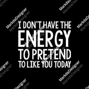 以下が含まれることがあります： 黒い背景に白い文字で「I DON'T HAVE THE ENERGY TO PRETEND TO LIKE YOU TODAY.」と書かれています。