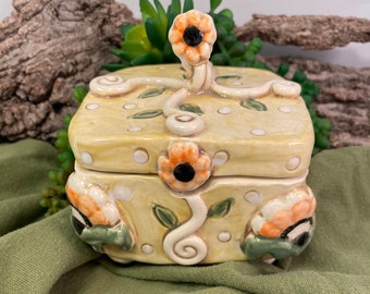 Small jewelry box/pottery jewelry box/ring box/ pottery box/lidded pottery box/yellow pottery/small keepsake box/keepsake box/handmade box