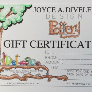 Puede incluir: Un certificado de regalo para Joyce A. Diveley Design Pottery. El certificado presenta una ilustración dibujada a mano de un árbol con artículos de cerámica colgados de sus ramas. El texto "VÁLIDO POR UN AÑO A PARTIR DE LA FECHA DE EMISIÓN" y "NO CANJEABLE POR EFECTIVO" está impreso en el certificado.