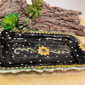 Bandeja de cerâmica artesanal com girassol, travessa decorativa para servir.