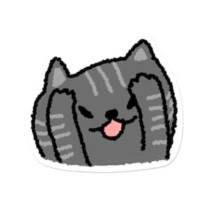 Könnte beinhalten: Ein Aufkleber mit einer Cartoon-Katze mit grauem Fell und schwarzen Streifen. Die Katze bedeckt ihre Augen mit ihren Pfoten und streckt die Zunge heraus. Der Aufkleber hat einen weißen Rand.