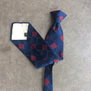 vintage 1970s clip on tie , necktie , wide tie , polyester , navy and red , retro , Sears The Men's Store , menswear , vintage accessory
