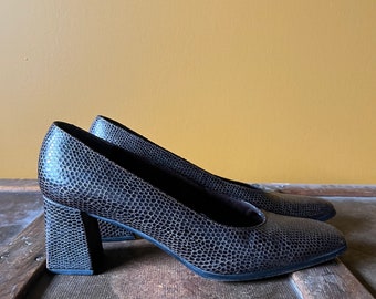 90s block heel shoe , pumps , slip on , exaggerated reptile skin fabric shoe , leather sole , Stuart Weitzman , vintage footwear , womens