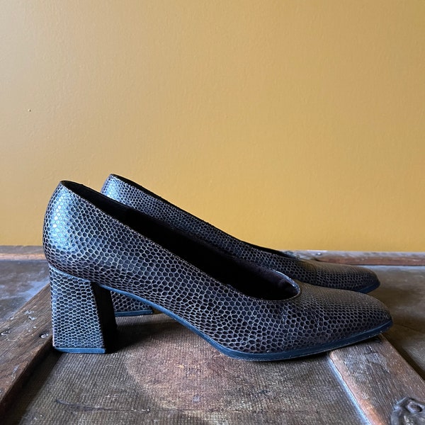 90s block heel shoe , pumps , slip on , exaggerated reptile skin fabric shoe , leather sole , Stuart Weitzman , vintage footwear , womens