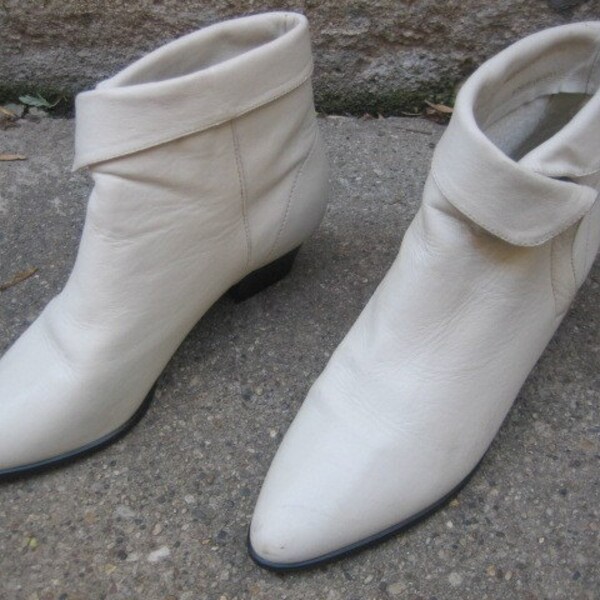 vintage WHITE ANKLE BOOT with side zipper