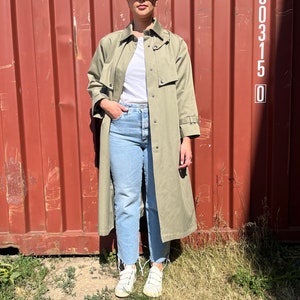 vintage 1980s raincoat , jacket , trench , trench coat , lined , belted detail , vintage outerwear , womens , size 8 Petites , Evan Picone