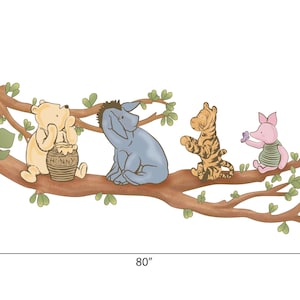 Op de afbeelding: Een Winnie de Poeh-muursticker met Winnie de Poeh, Biggetje, Eeyore en Teigetje die op een tak zitten met groene bladeren. De sticker is 203 cm breed en 89 cm hoog.