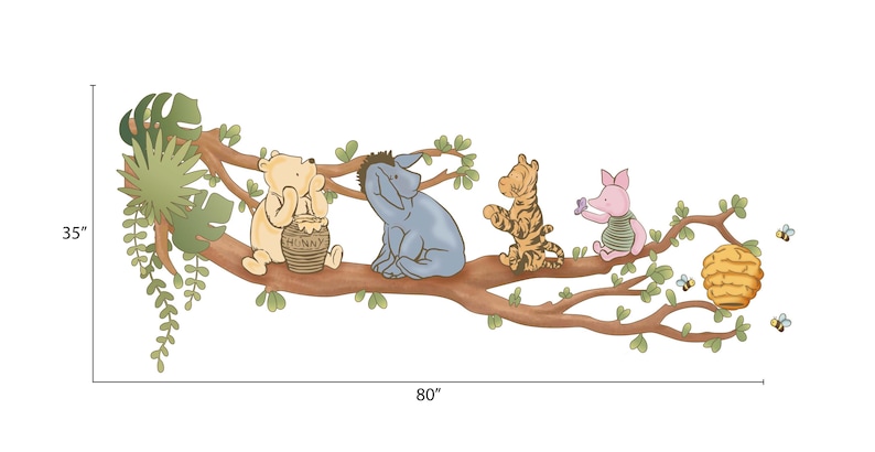Op de afbeelding: Een Winnie de Poeh-muursticker met Winnie de Poeh, Biggetje, Eeyore en Teigetje die op een tak zitten met groene bladeren. De sticker is 203 cm breed en 89 cm hoog.