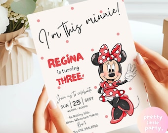 TRE "Sono questa Minnie" - Invito per la festa del terzo compleanno / Invito per il terzo compleanno di Minnie Mouse bianco, rosso e nero a pois CANVA RMN01
