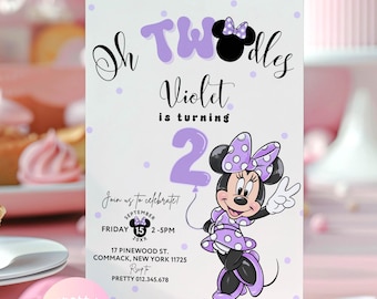 Op de afbeelding: Een verjaardagsuitnodiging met de tekst "Oh Twodles Violet wordt 2". De uitnodiging bevat een Minnie Mouse-illustratie en feestdetails. De achtergrond bevat cupcakes en een taart.