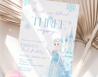 Puede incluir: Una tarjeta de invitación azul y blanca con una imagen de dibujos animados de una princesa con un vestido azul y una corona. El texto de la tarjeta dice "the cold never bothered THREE anyway..." y "Frida's Third Birthday".