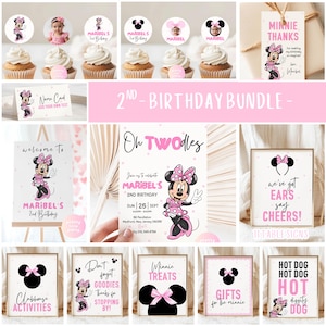 Pode incluir: Um conjunto de artigos para festas de aniversário com o tema Minnie Mouse. Inclui toppers para cupcakes, um letreiro de boas-vindas, convites e outros letreiros decorativos em rosa e preto.