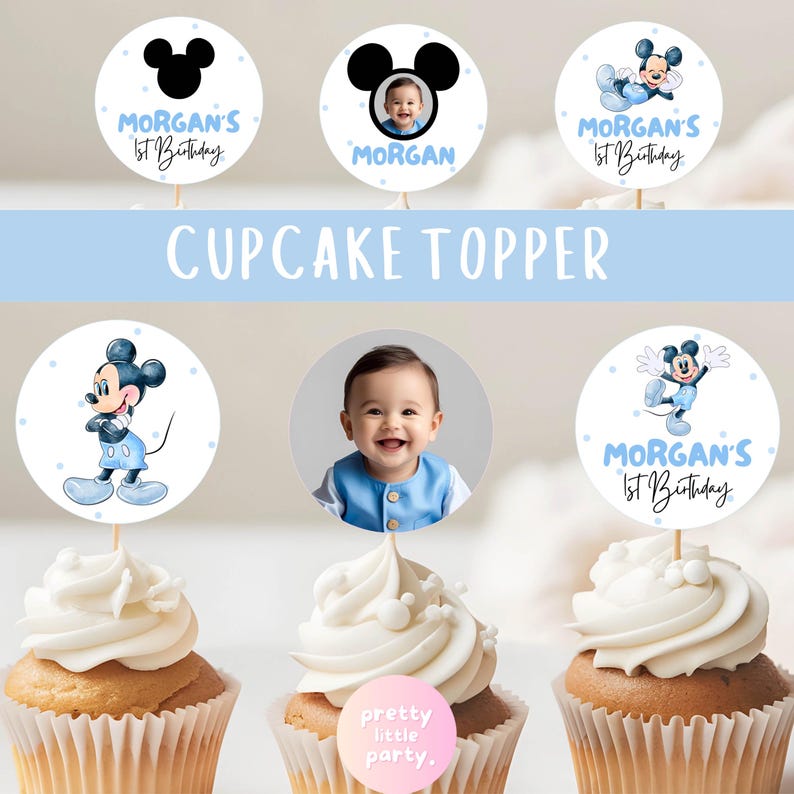 Puede incluir: Adornos para cupcakes con dise&ntilde;os de Mickey Mouse y una foto de beb&eacute;. Los adornos redondos tienen un esquema de color azul y blanco, algunos con el texto "Morgan's 1st Birthday". La imagen tambi&eacute;n incluye cupcakes con glaseado blanco.
