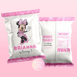 Puede incluir: Dos bolsas blancas para regalos de fiesta con ribete de purpurina rosa. Una bolsa presenta a Minnie Mouse y el texto "Brianna cumple 3 a&ntilde;os". La otra bolsa tiene el texto "Minnie Gracias" y una etiqueta de informaci&oacute;n nutricional. Las bolsas est&aacute;n decoradas con lunares rosas.