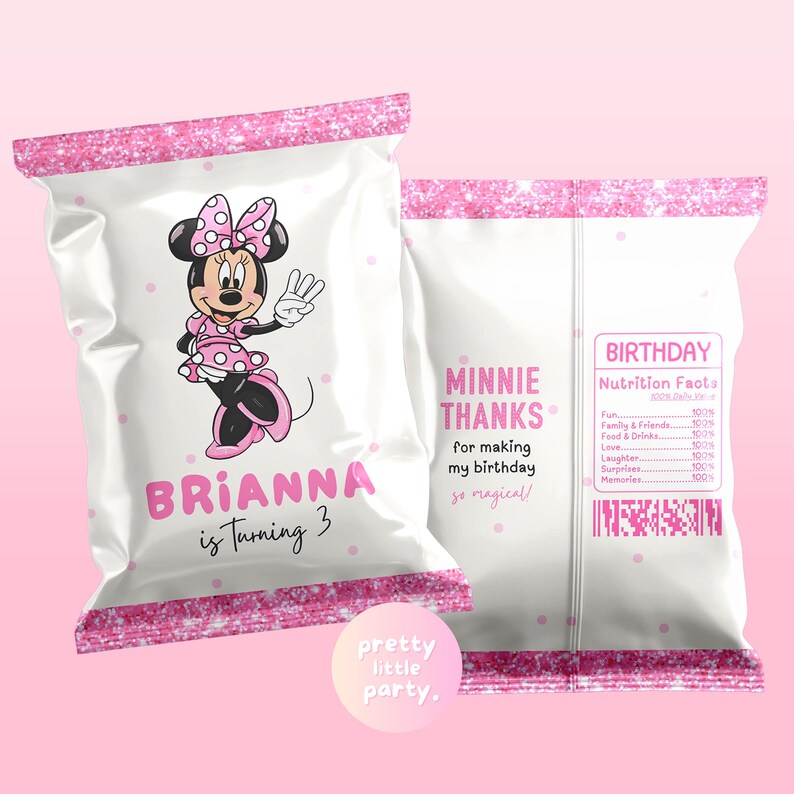 Puede incluir: Dos bolsas blancas para regalos de fiesta con ribete de purpurina rosa. Una bolsa presenta a Minnie Mouse y el texto "Brianna cumple 3 a&ntilde;os". La otra bolsa tiene el texto "Minnie Gracias" y una etiqueta de informaci&oacute;n nutricional. Las bolsas est&aacute;n decoradas con lunares rosas.