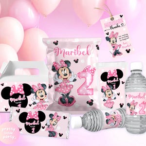 Puede incluir: Suministros para fiestas con el tema de Minnie Mouse en rosa, que incluyen una caja de regalo, un envoltorio de barra de caramelo, una bolsa de patatas fritas, una botella de agua y una etiqueta. Los artículos presentan ilustraciones de Minnie Mouse, lunares y el nombre "Maribel".