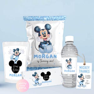 Puede incluir: Un conjunto de art&iacute;culos para fiestas con Mickey Mouse. Incluye una bolsa de snacks, una bolsa, una botella de agua, una etiqueta y un envoltorio de caramelos, todos con una combinaci&oacute;n de colores azul y blanco y el texto "Morgan is turning one!"