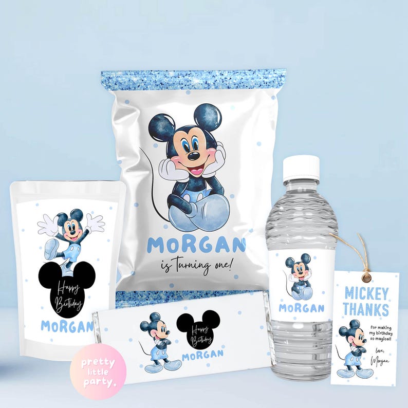 Puede incluir: Un conjunto de art&iacute;culos para fiestas con Mickey Mouse. Incluye una bolsa de snacks, una bolsa, una botella de agua, una etiqueta y un envoltorio de caramelos, todos con una combinaci&oacute;n de colores azul y blanco y el texto "Morgan is turning one!"