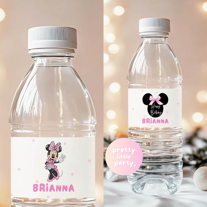Puede incluir: Botellas de agua de pl&aacute;stico transparente con tapones blancos. Cada botella tiene una etiqueta con un dise&ntilde;o de Minnie Mouse en rosa y negro, el nombre "Brianna" y el texto "Happy Birthday". Las botellas est&aacute;n decoradas con lunares rosas.