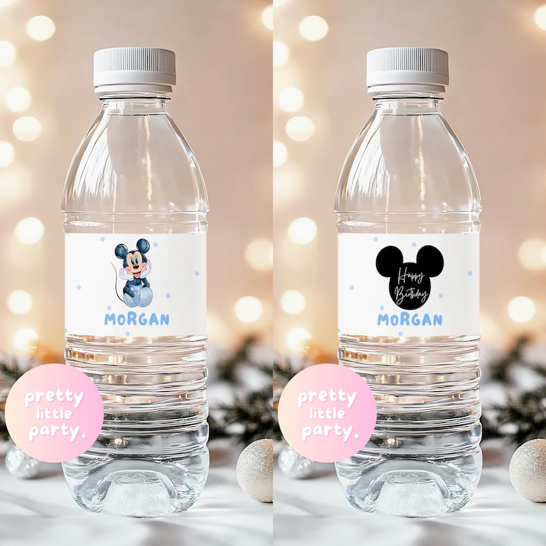 Puede incluir: Dos botellas de agua de pl&aacute;stico transparente con tapas blancas. Una botella tiene una etiqueta con un dibujo de Mickey Mouse, el nombre "Morgan" y lunares azules. La otra botella tiene una etiqueta con orejas de Mickey, las palabras "Happy Birthday" y el nombre "Morgan".