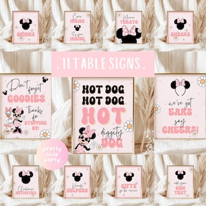 Puede incluir: Una colección de once letreros de fiesta rosas y dorados enmarcados con temas de Minnie Mouse. Los letreros presentan frases como "Bebidas", "Snacks" y "Hot Dog". Los letreros están decorados con margaritas y siluetas de Minnie Mouse.