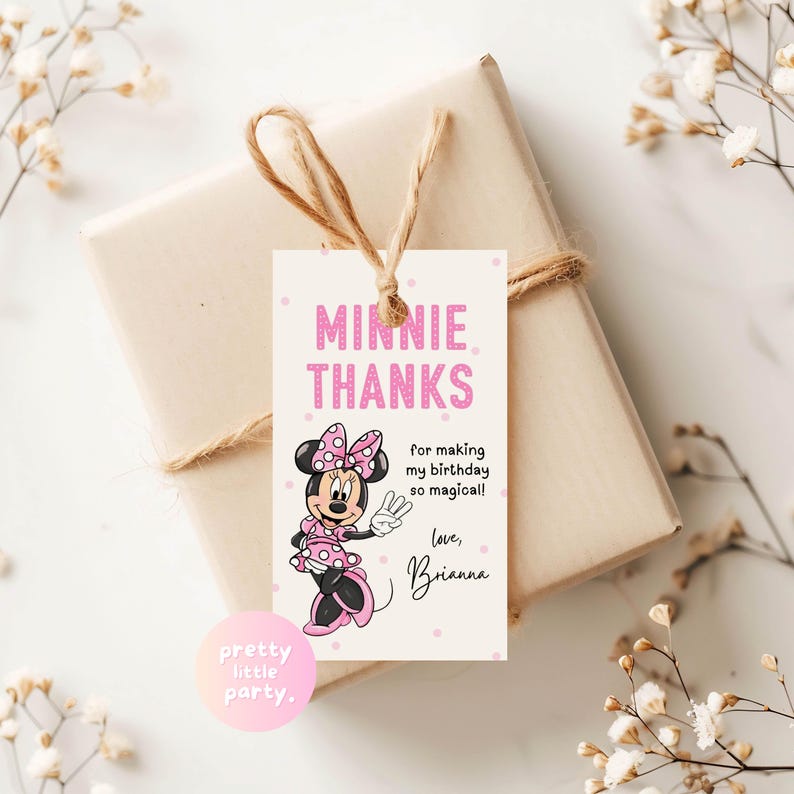 Puede incluir: Un regalo envuelto en papel beige y atado con hilo, con una etiqueta de agradecimiento de Minnie Mouse. La etiqueta tiene texto rosa que dice "MINNIE THANKS" y una ilustraci&oacute;n de dibujos animados de Minnie Mouse. La etiqueta tambi&eacute;n incluye el texto "for making my birthday so magical!" y "love, Brianna."