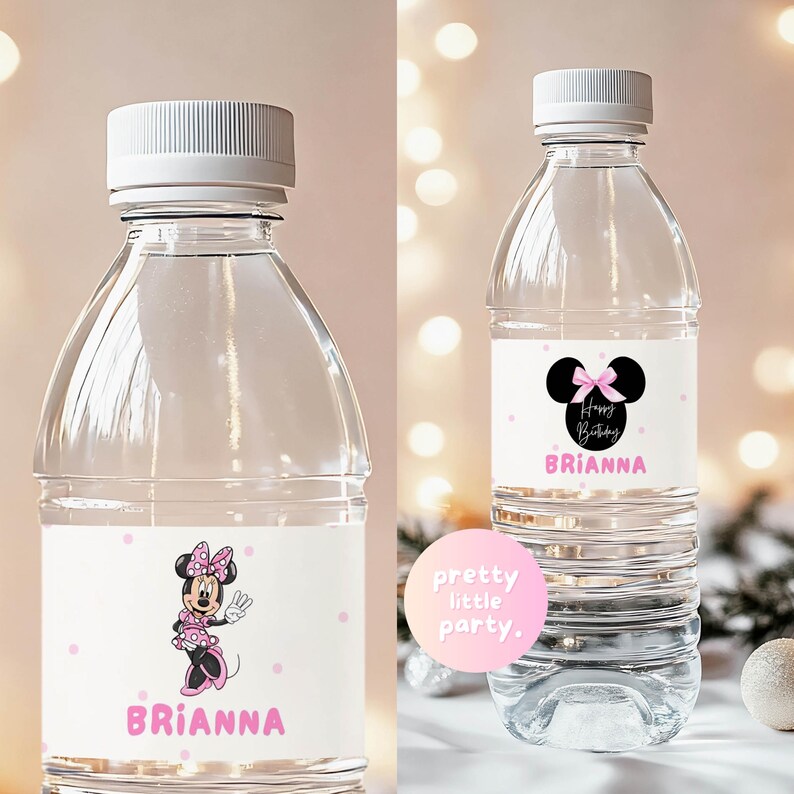 Puede incluir: Botellas de agua de pl&aacute;stico transparente con tapones blancos. Cada botella tiene una etiqueta con un dise&ntilde;o de Minnie Mouse en rosa y negro, el nombre "Brianna" y el texto "Happy Birthday". Las botellas est&aacute;n decoradas con lunares rosas.