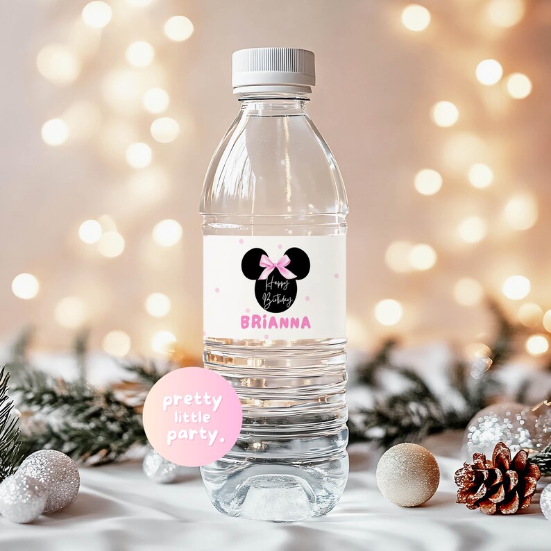 Puede incluir: Botella de agua de pl&aacute;stico transparente con una etiqueta blanca. La etiqueta presenta una cabeza de Minnie Mouse negra con un lazo rosa, las palabras "Happy Birthday Brianna" en negro y rosa, y lunares rosas.