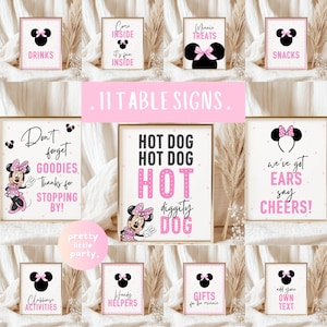 Puede incluir: Una colecci&oacute;n de once letreros de fiesta rosas y blancos con dise&ntilde;os de Minnie Mouse. Los letreros incluyen frases como "Bebidas", "Snacks" y "Hot Dog". Cada letrero tiene un marco dorado y un lazo decorativo.