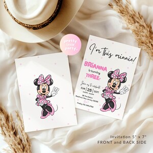 Puede incluir: Invitaci&oacute;n de dos caras con tema de Minnie Mouse. El anverso presenta una ilustraci&oacute;n de Minnie Mouse y el texto "I'm this minnie!". El reverso incluye detalles de la fiesta. La invitaci&oacute;n mide 12,7 cm x 17,8 cm.