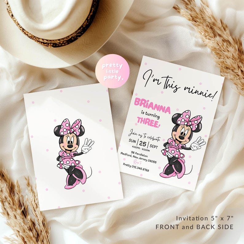 Puede incluir: Invitaci&oacute;n de dos caras con tema de Minnie Mouse. El anverso presenta una ilustraci&oacute;n de Minnie Mouse y el texto "I'm this minnie!". El reverso incluye detalles de la fiesta. La invitaci&oacute;n mide 12,7 cm x 17,8 cm.