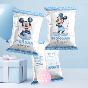 Puede incluir: Bolsas de regalo blancas con un borde de lunares azules y un gr&aacute;fico de dibujos animados de Mickey Mouse. El texto "MORGAN is turning one!" est&aacute; impreso en azul. Una caja de regalo y un globo est&aacute;n en el fondo.