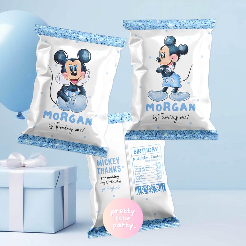 Puede incluir: Bolsas de regalo blancas con un borde de lunares azules y un gr&aacute;fico de dibujos animados de Mickey Mouse. El texto "MORGAN is turning one!" est&aacute; impreso en azul. Una caja de regalo y un globo est&aacute;n en el fondo.